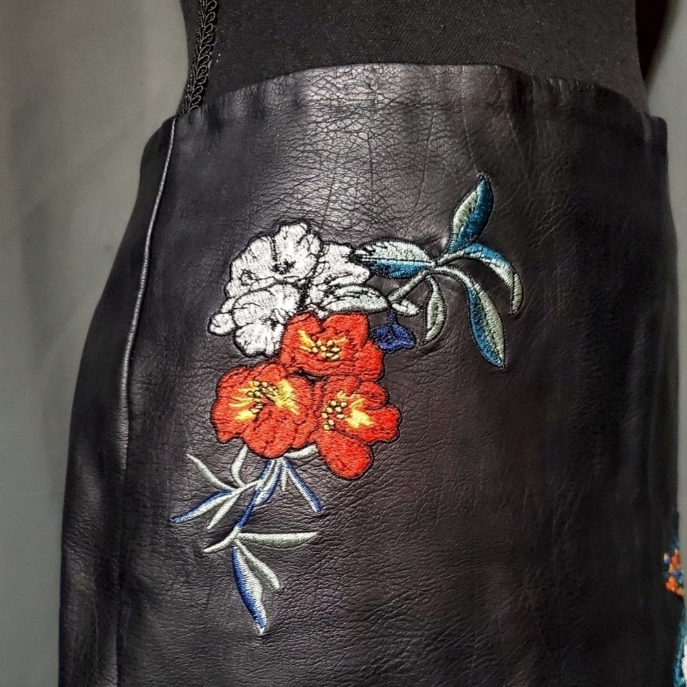 Guess Black Faux Leather Embroidered Floral Skirt Size 6 - Picture 6 of 9